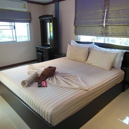 Boomerang Guesthouse And Bar Pattaya Exterior photo